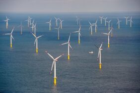 Offshore-Windpark Butendiek: Die gewaltigen Windräder stehen vor der Nordseeinsel Sylt.