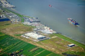 Der Hafen Cuxhaven wird ausgebaut: Drei neue Kajen sollen die Lücke zwischen dem Europakai (oben links) und dem Siemens-Gamesa-Werk schließen.