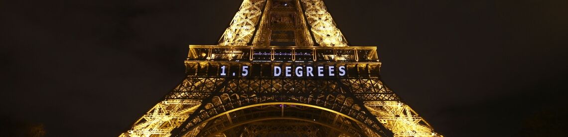 Zum Ende des Klimagipfels in Paris erstrahlt der Eiffelturm bei Nacht mit der Aufschrift „1,5 Grad“.