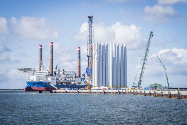 Esbjerg ist der wichtigste Hafen der Offshore-Windenergie in Europa. Hier werden Fundamente für die Verschiffung verladen.