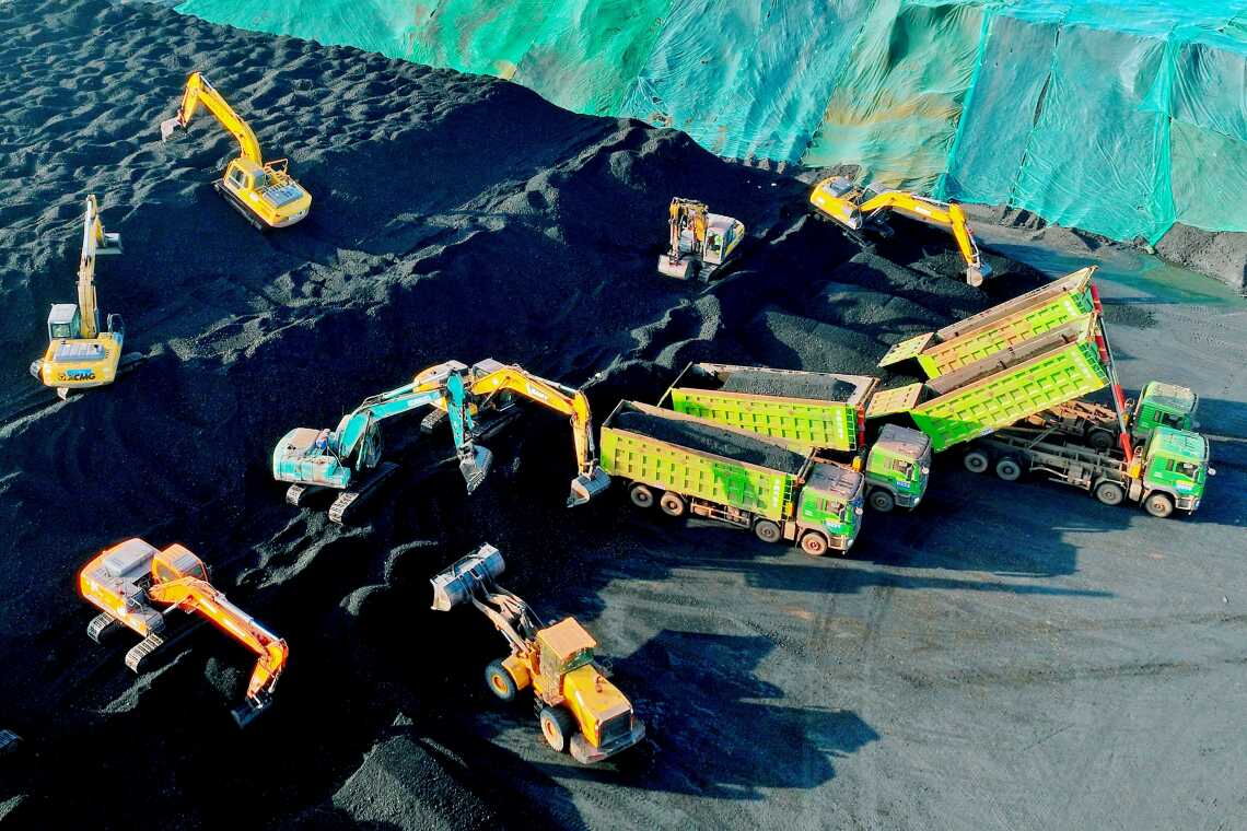 Verladung von Kohle im Hafen von Rugao (China): Die Volksrepublik muss ihre Abhängigkeit von dem fossilen Rohstoff dringend reduzieren.