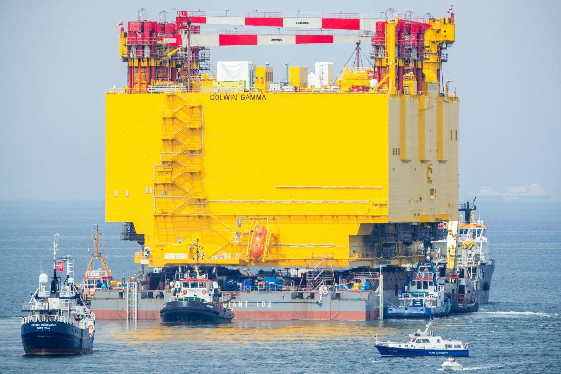 Verschiffung der riesigen Konverterstation Dolwin gamma 2017: Die in Warnemünde gebaute Plattform bündelt den Strom von Offshore-Windparks.