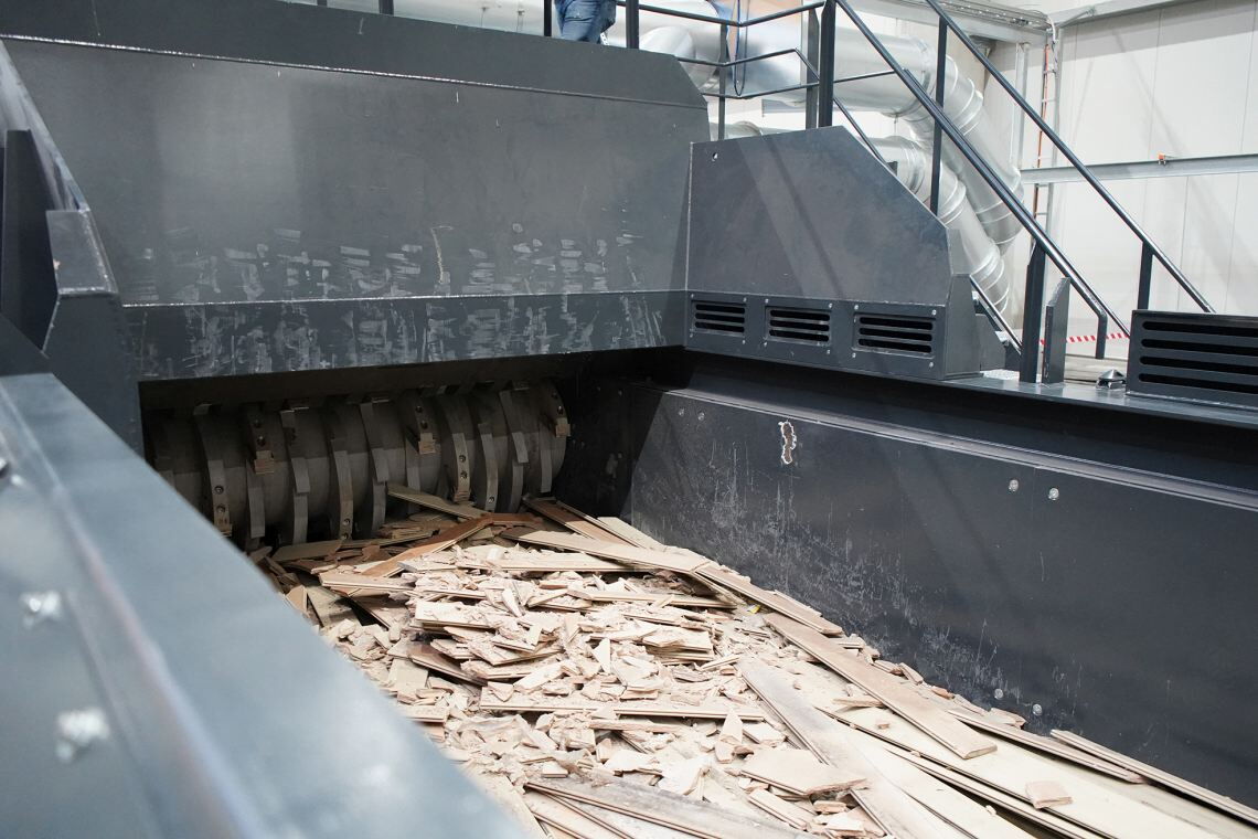 Schredderanlage bei Novo-Tech: Das Werk in Sachsen-Anhalt verarbeitet jährlich rund 1000 Tonnen ausgedienter Windradflügel.