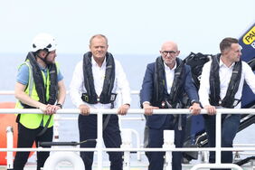 Offshore-Wind ist in Polen Teil der Landesverteidigung. Hier macht sich Regierungschef Donald Tusk ein Bild von den Bauarbeiten im Windpark Baltic Power.