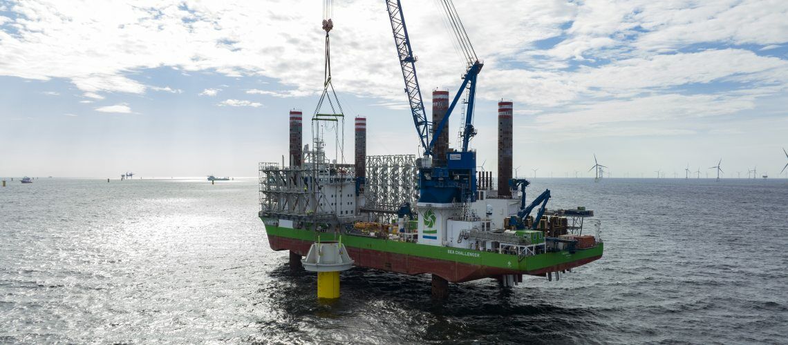 Derzeit befindet sich nur ein Offshore-Windpark in deutschen Gewässern in Bau: das Projekt Kaskasi, für das ein Schiff der DEME Group hier ein Fundament installiert.