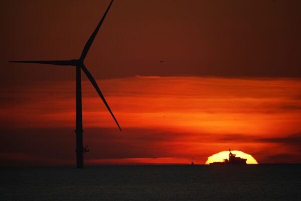 Der britische Offshore-Windpark Blyth bei Sonnenuntergang: Die fünf Turbinen von MHI Vestas erzeugen jeweils bis zu 8,3 Megawatt Strom.