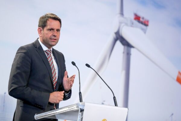 Olaf Lies (50) stammt aus Wilhelmshaven. Von Februar 2013 bis November 2017 war er Wirtschaftsminister der rot-grünen Landesregierung in Hannover. Für die jetzt regierende Große Koalition wechselte er ins Umweltressort.