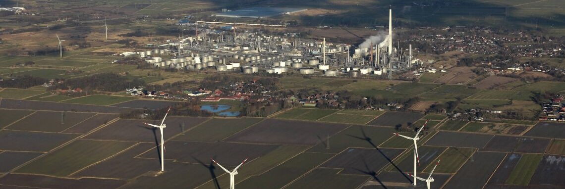 Die Windräder rings um die Raffinerie Heide stehen häufig still, weil sie mehr Strom erzeugen, als das Netz verkraftet. Künftig sollen sie in solchen Zeiten weiterlaufen – und mit ihrer Energie unter anderem die Raffinerie versorgen.