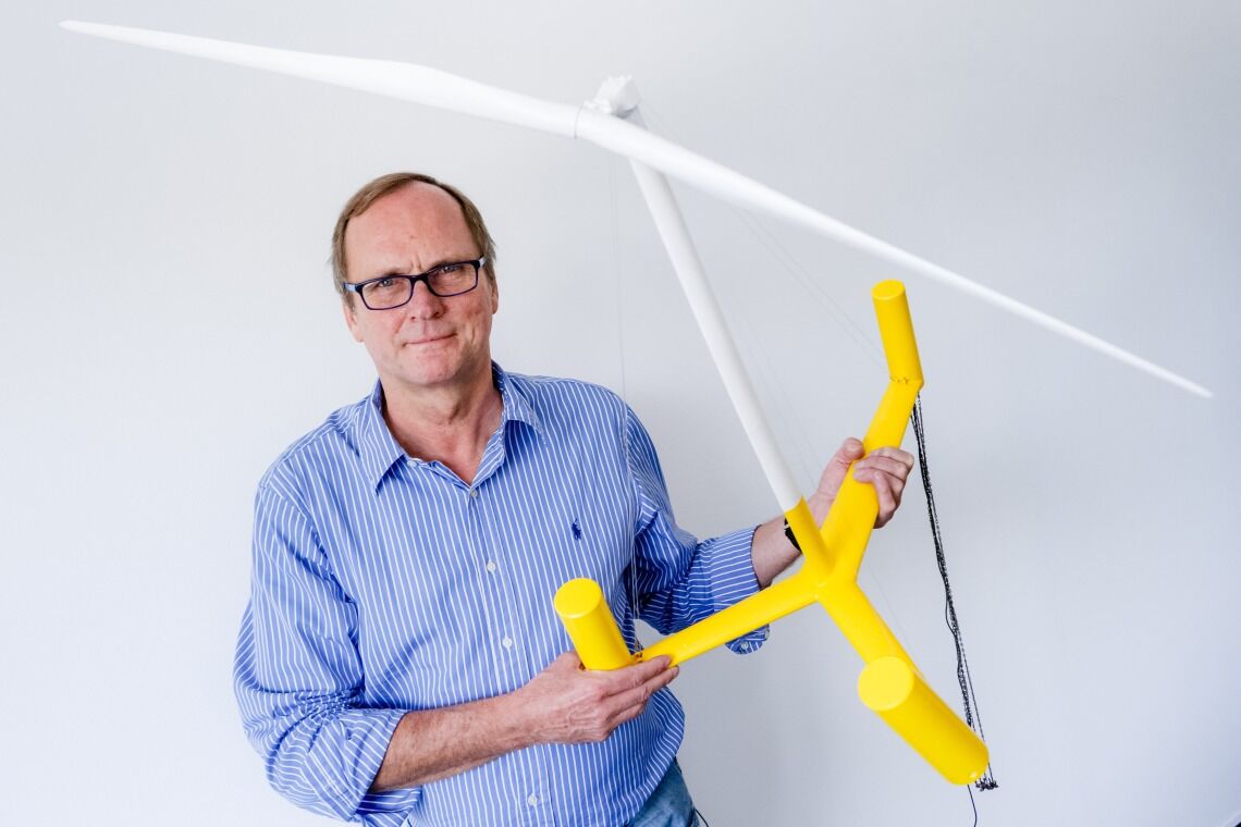 Windkraftpionier Sönke Siedgriedsen mit dem Modell eines zweiflügligen Windrads auf einem Schwimmkörper (Floating Wind).