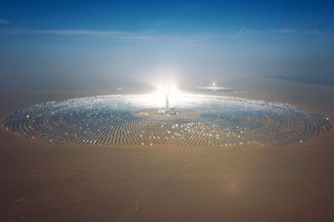 Solarpark im chinesischen Dunhuang in der Provinz Gansu: Der Preis für die Erzeugung von Strom aus Wind und Sonne fällt. An vielen Standorten liegt er unter dem von Strom aus Kohle, Gas und Kernkraft.