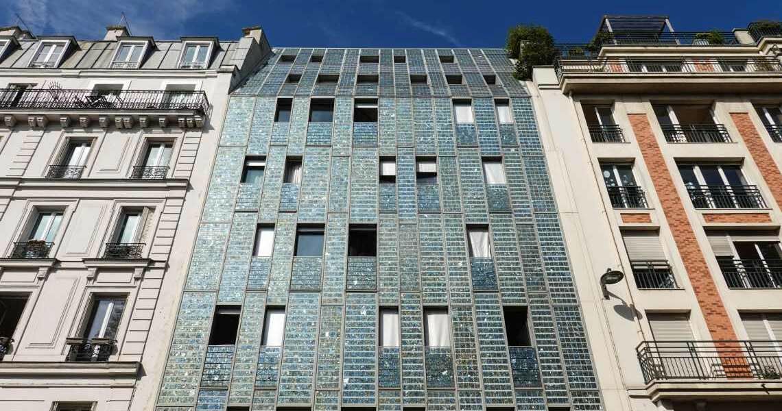 Solarmodule an einer Hausfassade in Paris: Senkrechte angebrachte Anlagen ermöglichen zusätzliche PV-Standorte.
