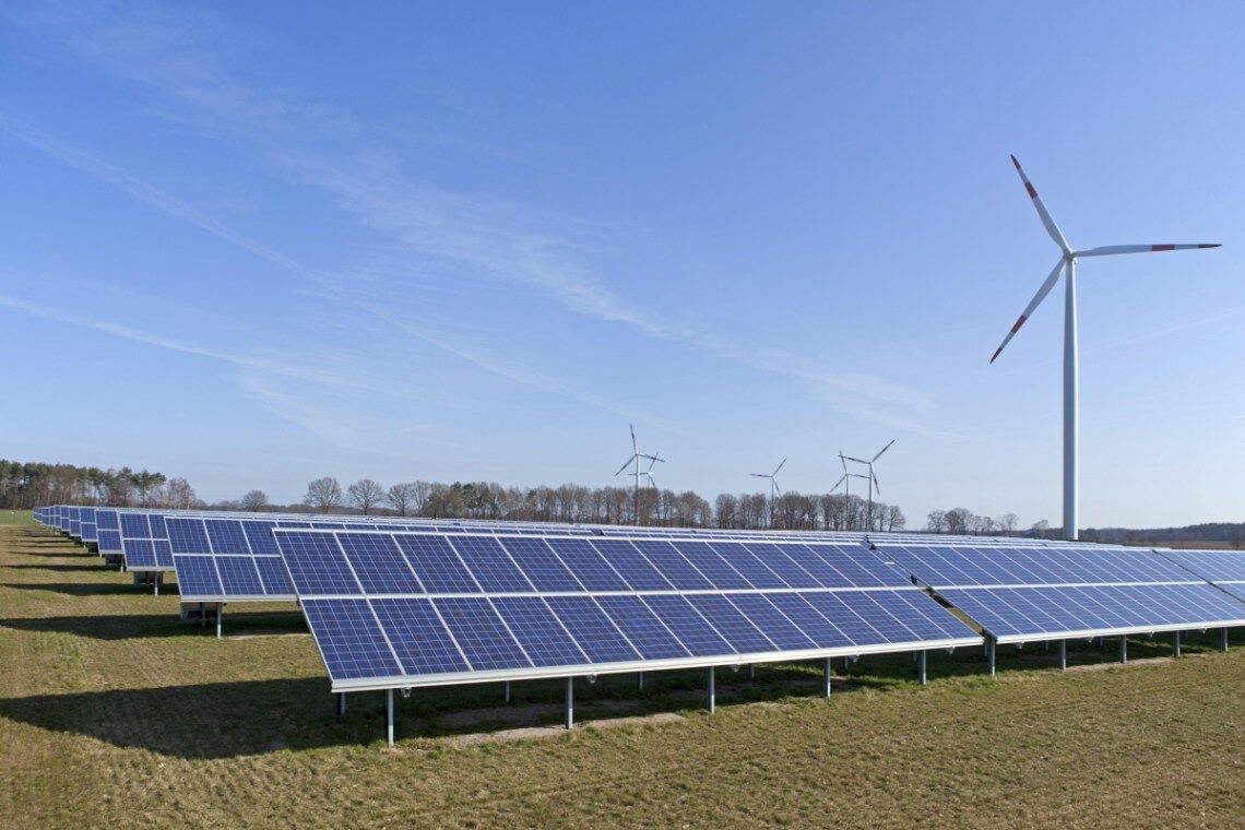 Solarpark und Windräder bei Lüneburg: Fließt mehr Ökostrom in die Netze, als die Leitungen verkraften, schalten die Betreiber einzelne Kraftwerke ab. Häufig trifft es dabei erneuerbare Energien, während Kohlekraftwerke weiterlaufen.