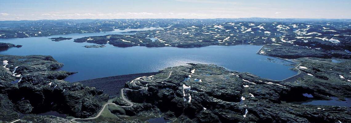 Blau, so weit das Auge reicht: Der Blåsjø-Stausee ist einer von insgesamt 16, die zum Ulla-Førre-Kraftwerk gehören. Ihr Wasser könnte Deutschland fünf Tage lang mit Strom versorgen – oder deutschen Ökostrom speichern.