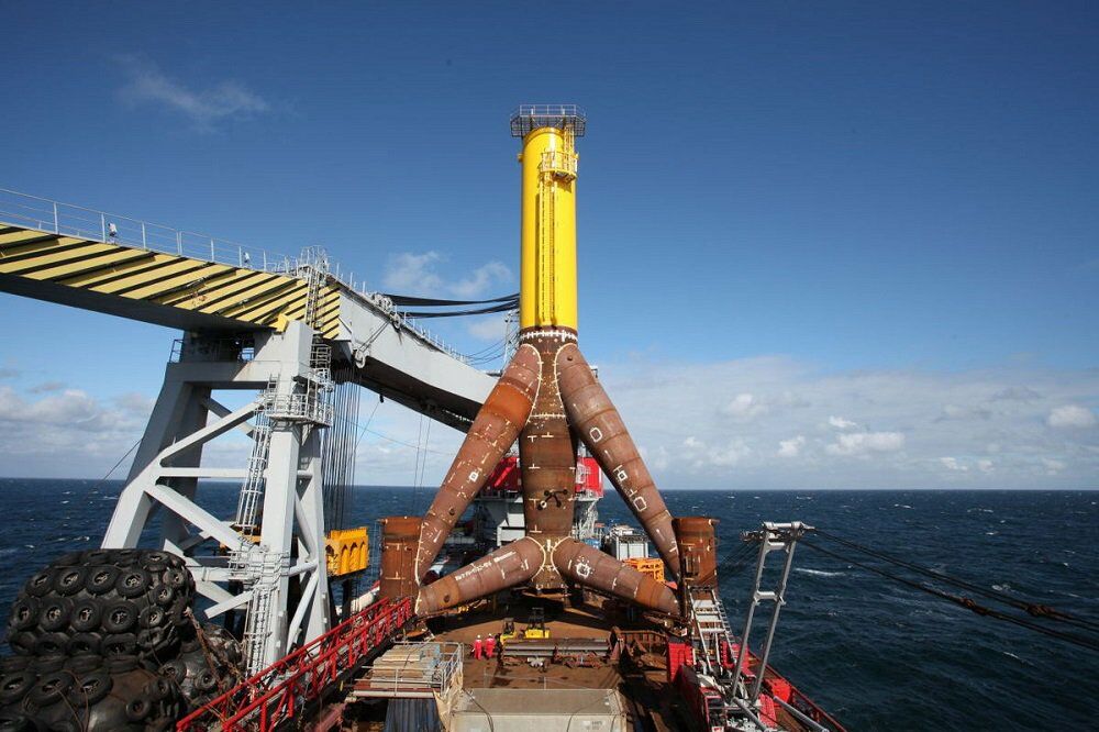 Offshore-Windpark von Trianel vor Borkum: Ein Tripod-Fundament wird auf einem Schiff zu seinem Standort transportiert.