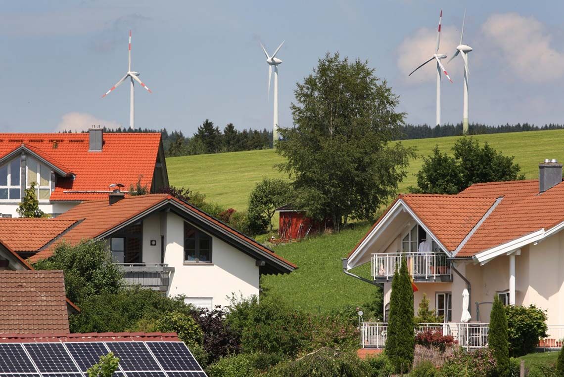Energieautarkes Wildpoldsried: Elf Windräder drehen sich oberhalb des Dorfs. Und auf fast jedem zweiten geeigneten Hausdach funkeln Solaranlagen.