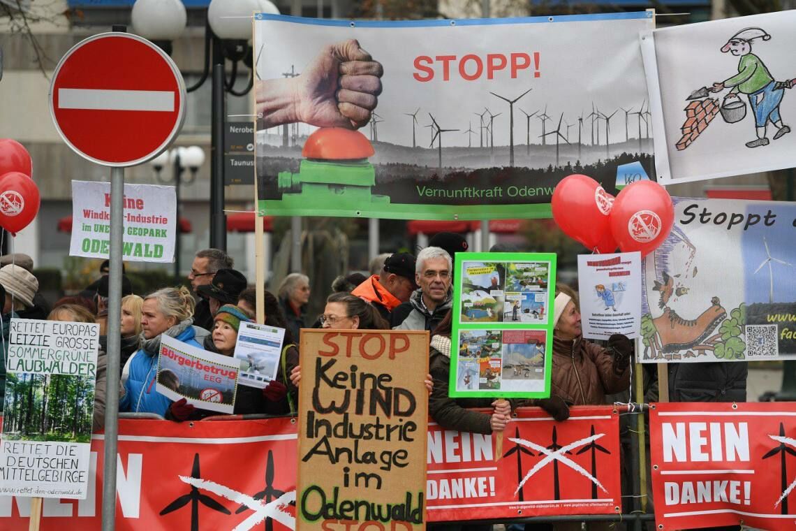 Demonstranten aus dem Odenwald protestieren am 01.12.2016 in Wiesbaden (Hessen) gegen Windräder.