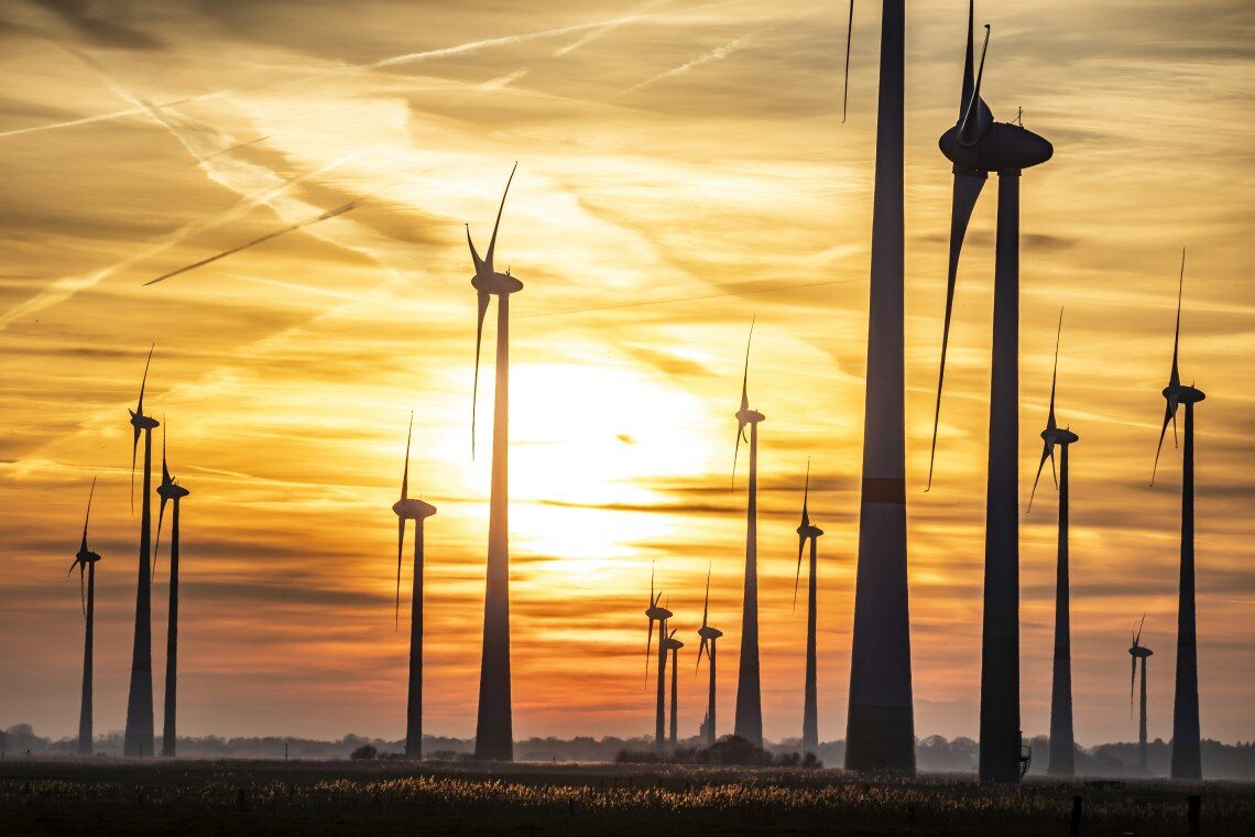 Windpark in Ostfriesland;  Ausgerechnet wenn die Anlagen an der Nordseeküste besonders viel Strom erzeugen könnten, werden sie häufig abgeschaltet, weil das Netz zu überlasten droht.