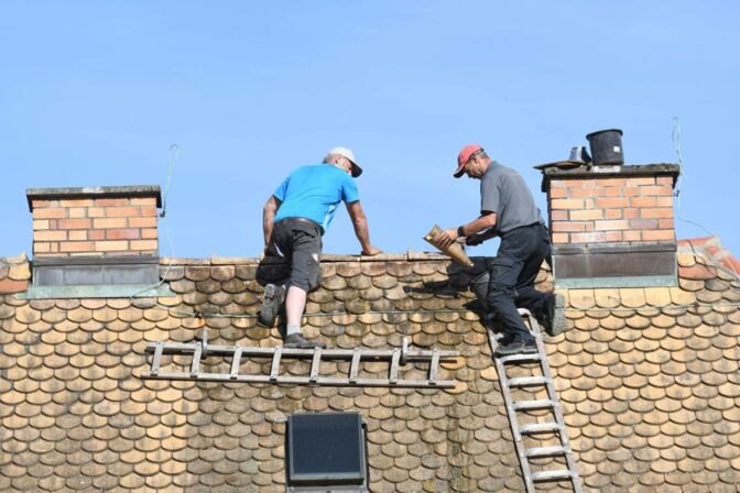 Sanierung des Dachs eines Altbaus: Um das Klima zu schonen, muss der Gebäudebestand in Deutschland energieeffizienter werden.