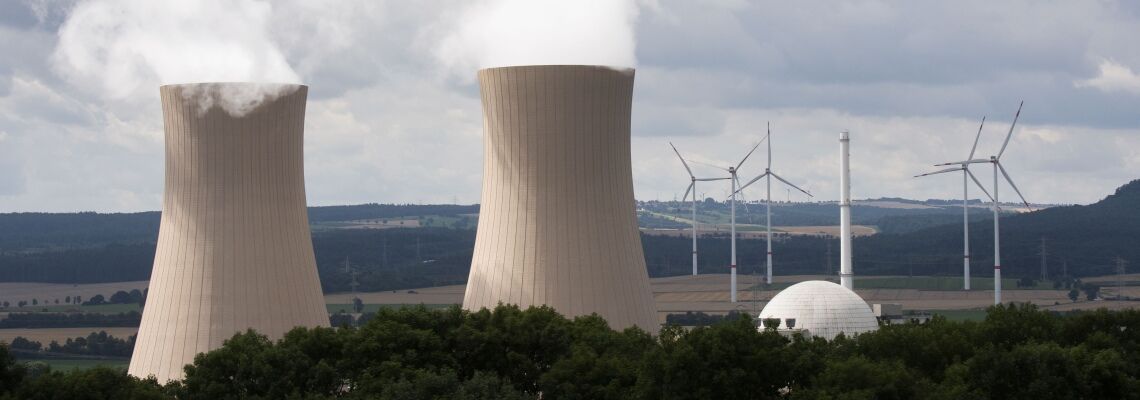 Das Atomkraftwerk Grohnde (Niedersachsen) wird Ende 2021 stillgelegt. Der Strom aus den benachbarten Windrädern ist deutlich günstiger als der Atomstrom.