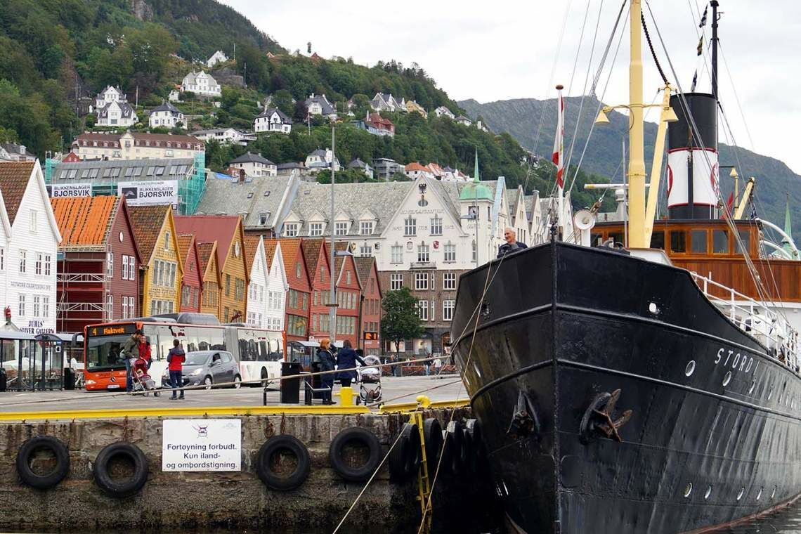 Bergen: Ein Schiff liegt am Kai von Bryggen vertäut.