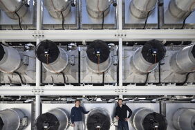 Climworks arbeitet daran, CO2 aus der Luft zu filtern. Die Anlage funktioniert bereits, doch sloche Climate-Engineering-Technologien sind umstritten.