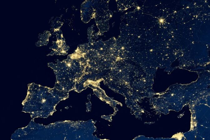 Bei Nacht ist das Leuchten von Europas Städten und Metropolen aus dem All zu sehen. Der Strom dafür stammt zunehmend aus erneuerbaren Energien.