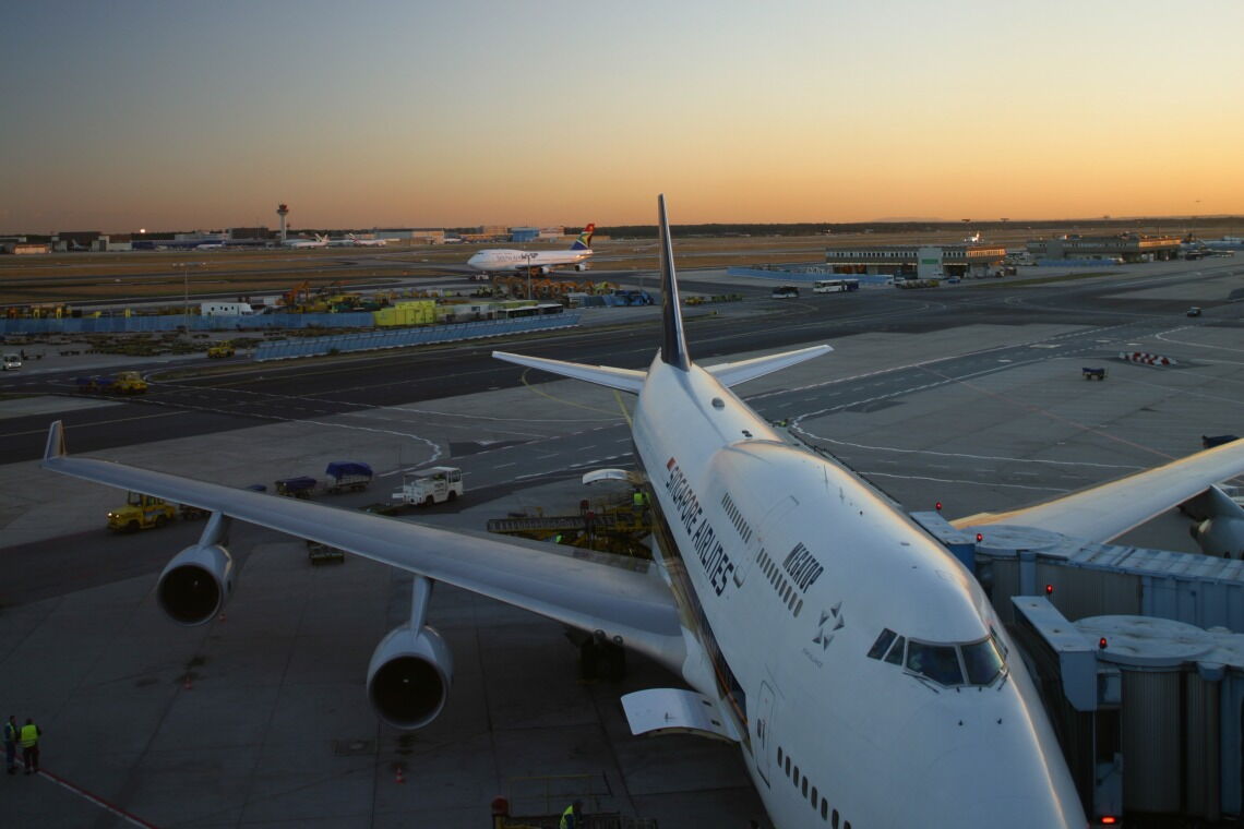 Flughafen Frankfurt in der Dämmerung: Beim Ausbau des Flughafens waren Mediatoren im Einsatz.