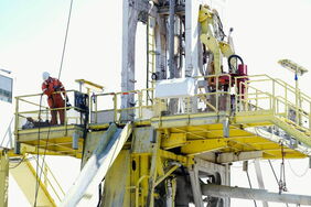 Ein Arbeiter steht auf dem Bohrturm am Geothermie-Bohrplatz der Deutschen ErdWärme. Das Entwicklungsprojekt in Graben-Neudorf ist das aktuell am weitesten fortgeschrittene Projekt der Deutschen ErdWärme.