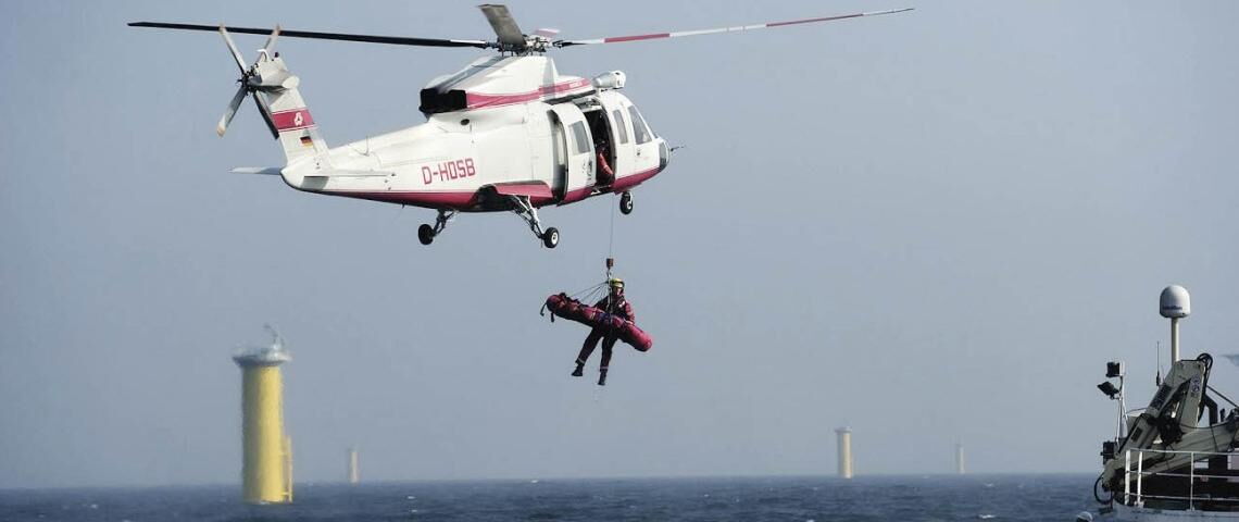 Am Seil unter dem Helikopter: Bei einem Sicherheitstraining in einem Offshore-Windpark wird eine Mann aus dem Wasser gezogen.