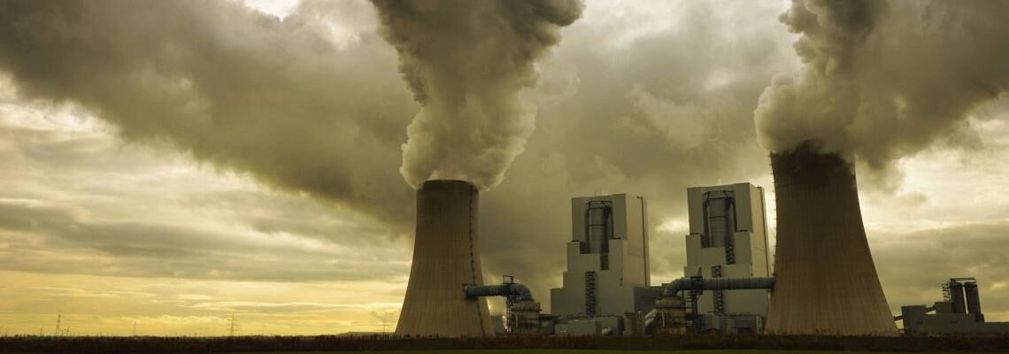 Kohlekraftwerk Grevenbroich: Dramatische Aufnahme der Dampfschwaden über den Kühltürmen bei Dämmerung.