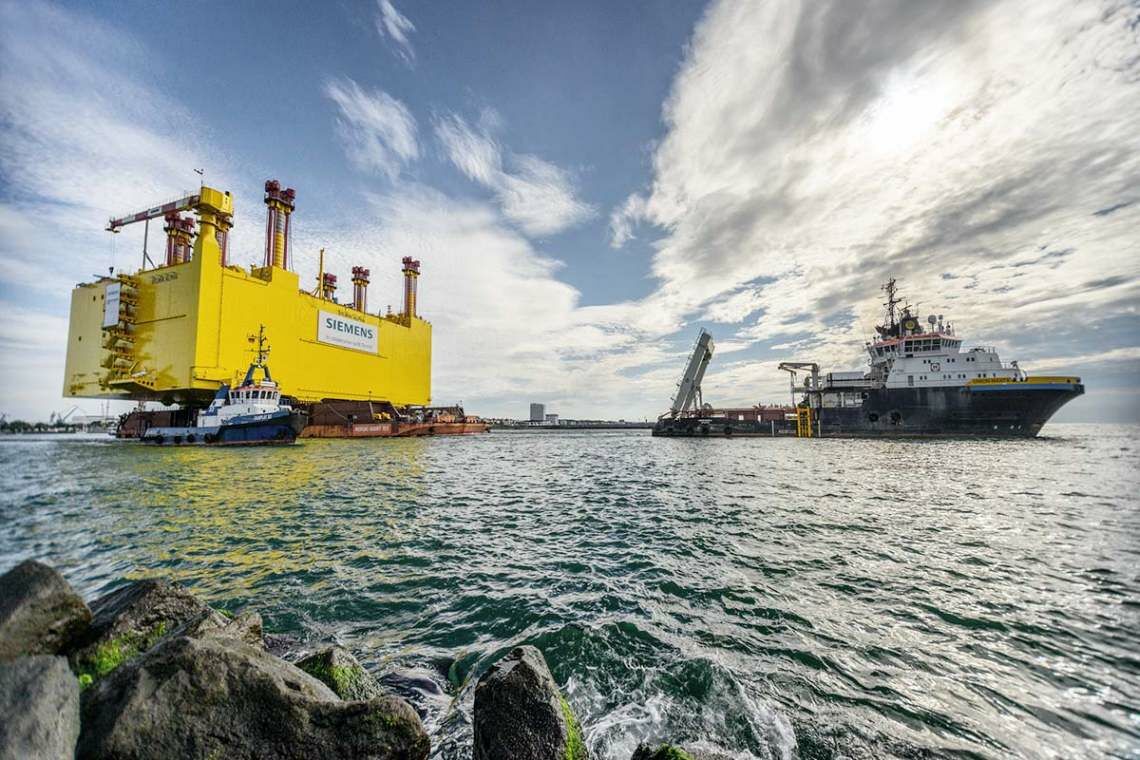 Punkt-zu-Punkt-Anschluss: Bislang sind die Offshore-Windparks in der Nordsee über solche Konverterstationen separat mit dem Festlandsnetz verbunden. Mithilfe einer neuen Technologie von Siemens ließen sie sich an länderübergreifende Kabel anschließen.
