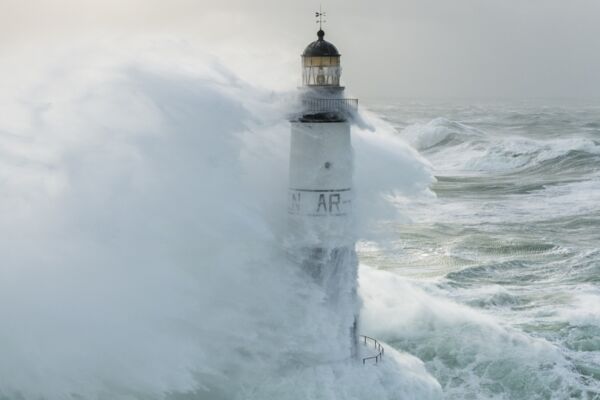 Der Leuchtturm Ar-Men vor der Küste der Bretagne trotzt einem schweren Sturm. Im französischen Atlantik sollen bald auch Offshore-Windräder stehen – oder besser gesagt: schwimmen.