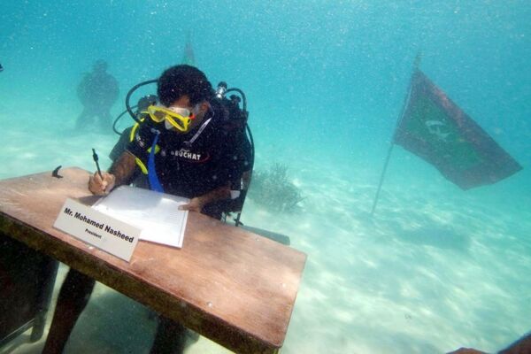 Das Kabinett auf den Malediven tagt unter Wasser: Mit dieser Aktion protestiert der Inselstaat für besseren Klimaschutz.