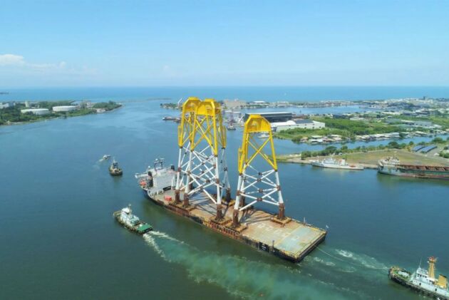 Fundamente von Offshore-Windrädern werden auf einem Schiff zu einem Offshore-Windpark auf Taiwan transportiert.