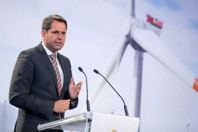 Olaf Lies (50) stammt aus Wilhelmshaven. Von Februar 2013 bis November 2017 war er Wirtschaftsminister der rot-grünen Landesregierung in Hannover. Für die jetzt regierende Große Koalition wechselte er ins Umweltressort.