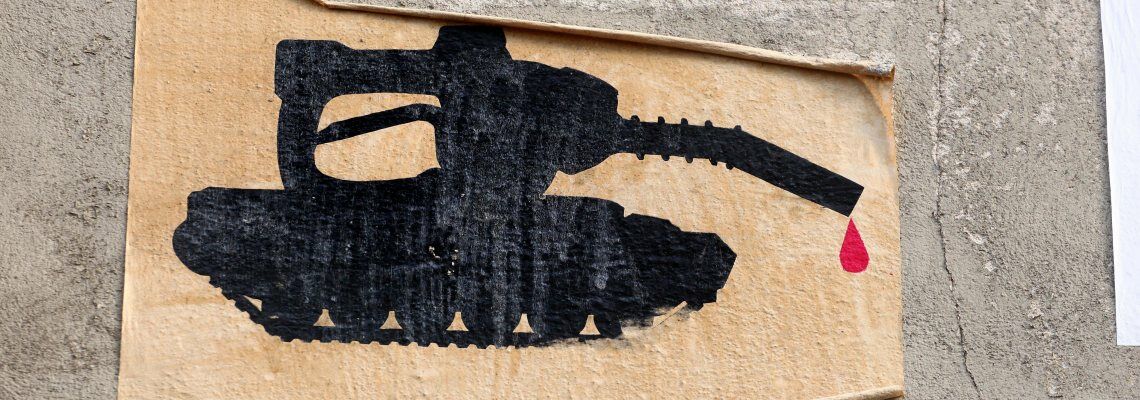 Panzer mit Zapfhahn, aus dem Blut tropft: Das Protestplakat mit dem Slogan „Kein Blut für Öl“ hat ein unbekannter Streetart-Künstler in Berlin aufgehängt.