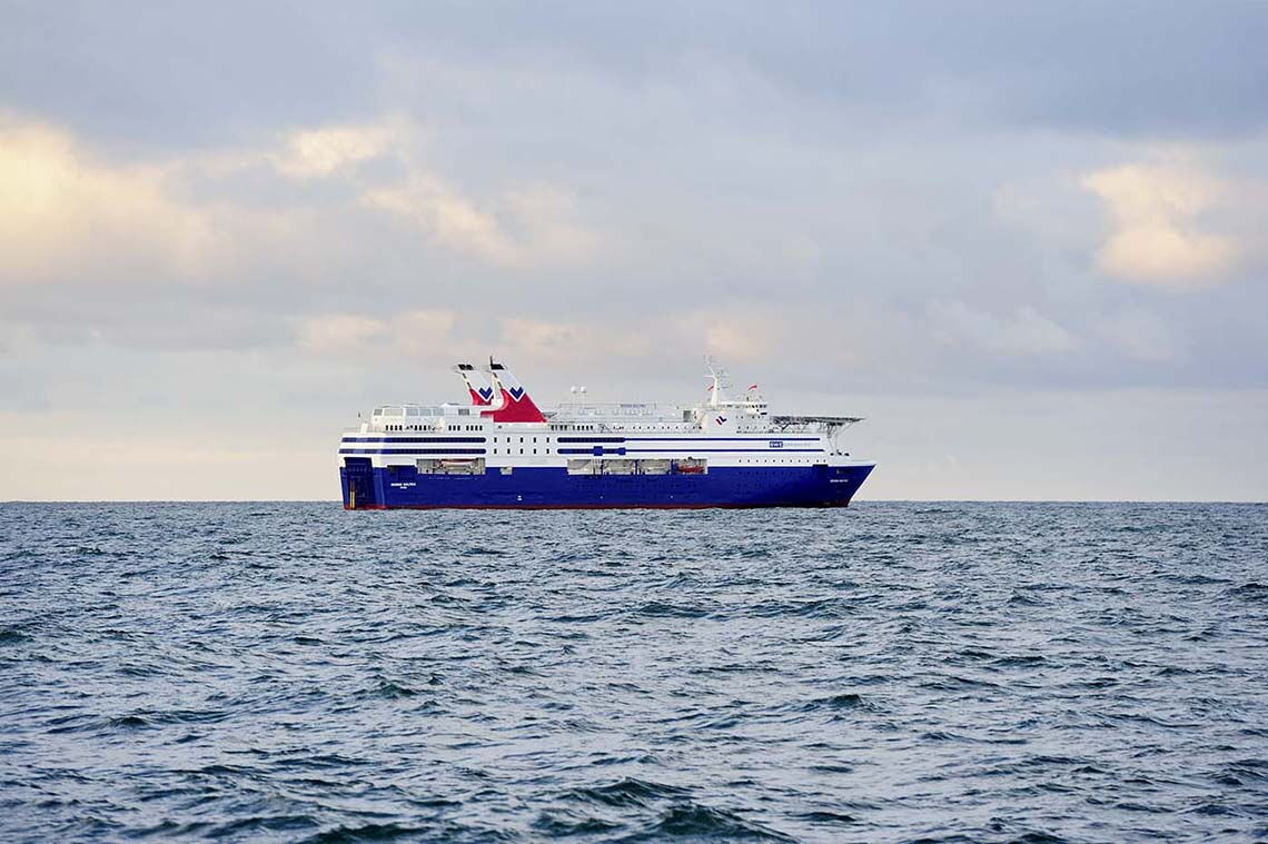 Die Regina Baltica dient in der Offshore-Windkraft als sogenanntes Hotelschiff: Hier leben Techniker während der Arbeit im Windpark.