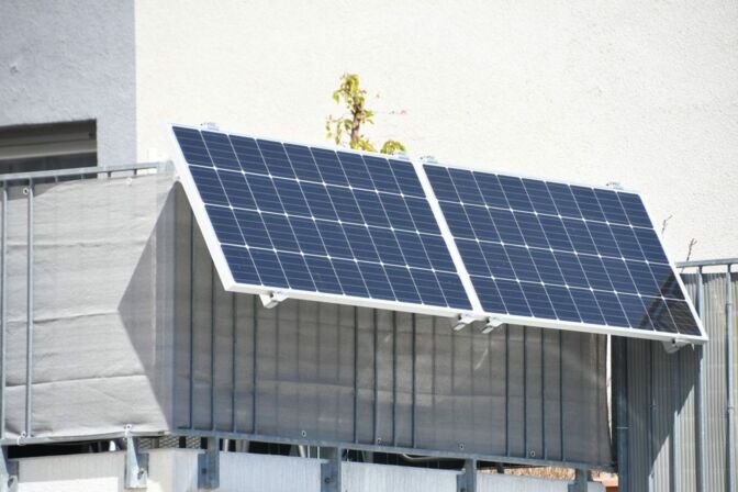 Stecker-Solargerät: Die Anlagen, die auch Mini-PV oder Balkonkraftwerke genannt werden, sind eine einfache Möglichkeit, eigenen Strom zu erzeugen.