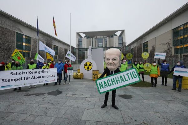 Klimaschützer protestieren vor dem Kanzleramt gegen die Pläne der EU, Atomkraft und Gas in der Taxonomie als nachhaltig einzustufen.