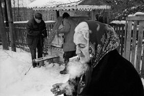 Der ukrainische Fotograf Arthur Bondar ist immer wieder in die Sperrzone von Tschernobyl gereist und hat das Leben der Selbstsiedler festgehalten. Foto: Arthur Bondar.