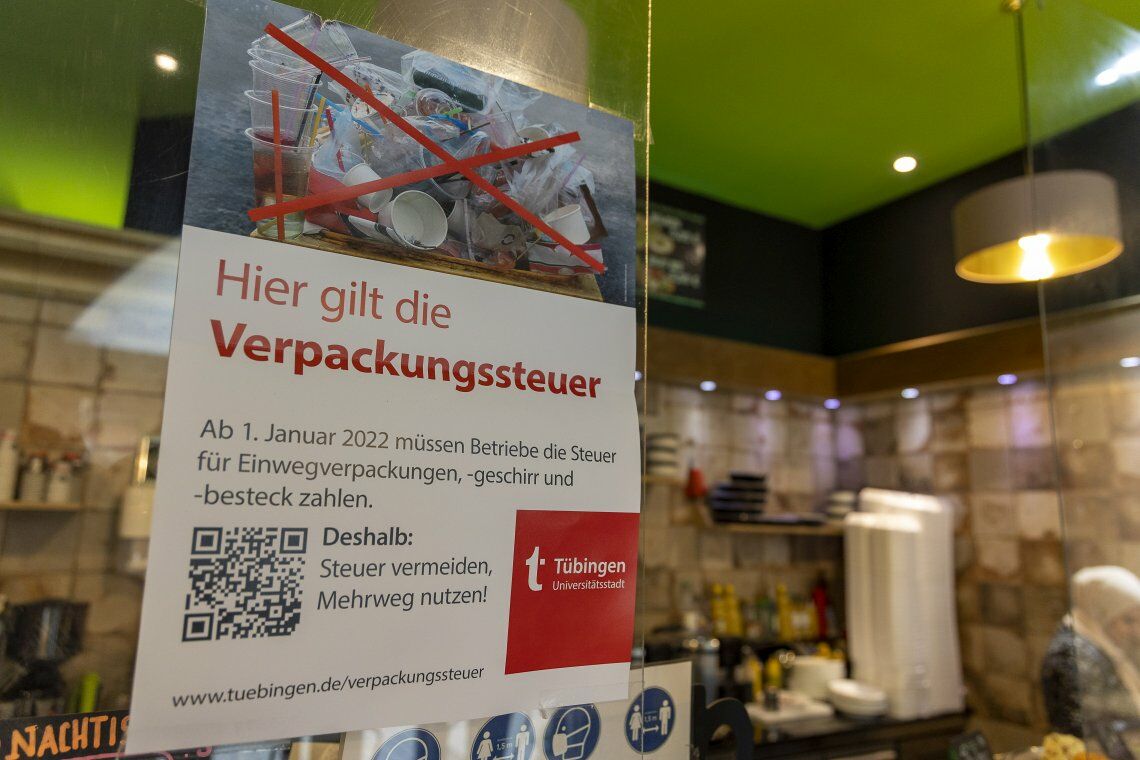 Mit einer Verpackungssteuer will die Stadt Tübingen das Müllaufkommen reduzieren und die Kreislaufwirtschaft fördern. Ob die Steuer zulässig ist, muss das Bundesverfassungsgericht entscheiden.