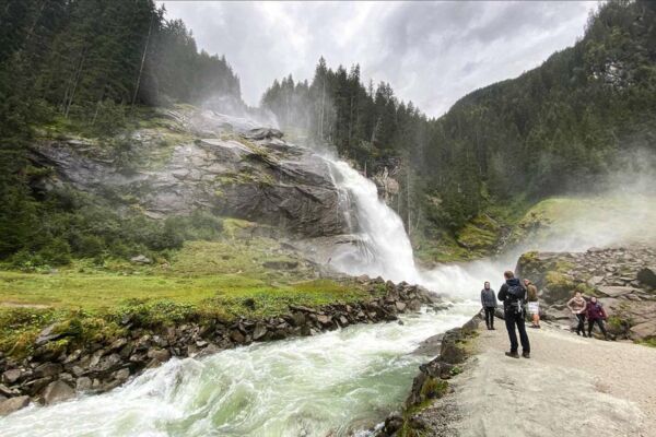 An den Krimmler Wasserfälle in Österreich schäumen die Wogen. Ein Großteil der Flüsse in Europa ist heute allerdings gezähmt. Umweltschützer kämpfen gegen neue Wasserkraftwerke.