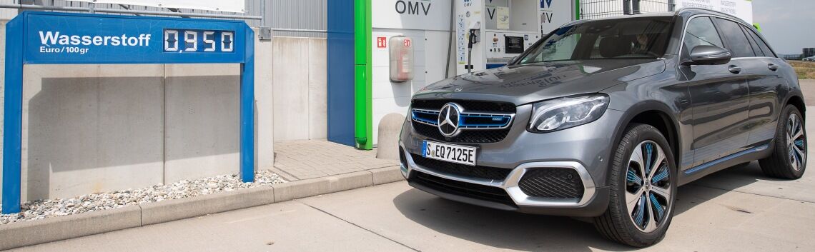 Mercedes mit Brenstoffzelle an einer Wasserstofftankstelle in Stuttgart.
