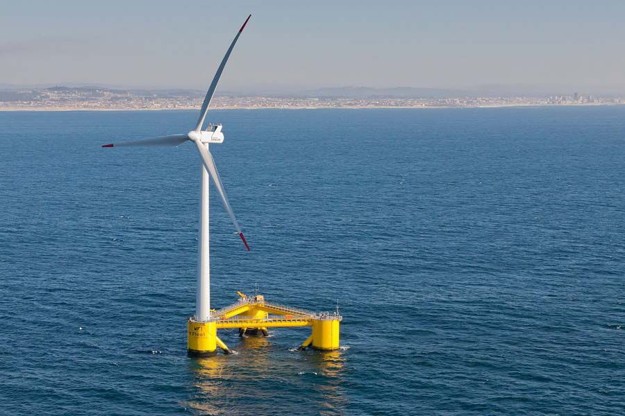 Floating Wind: Dreieckige Schwimmkörper wie bei dieser Pilotanlage vor Portugal brauchen viel teuren Stahl. Dafür ist die Wartung simpel: Die Anlagen können einfach komplett ins Trockendock geschleppt werden.