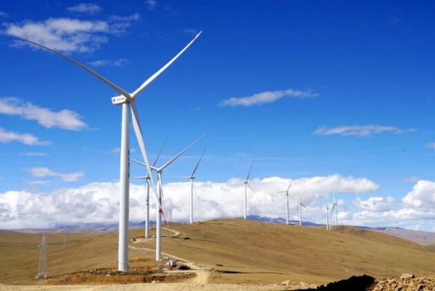Die 15 Turbinen des Windparks Zhegu stehen bis zu 5200 Meter über dem Meeresspiegel am Rand des Himalayas in Chinas autonomer Region Tibet.