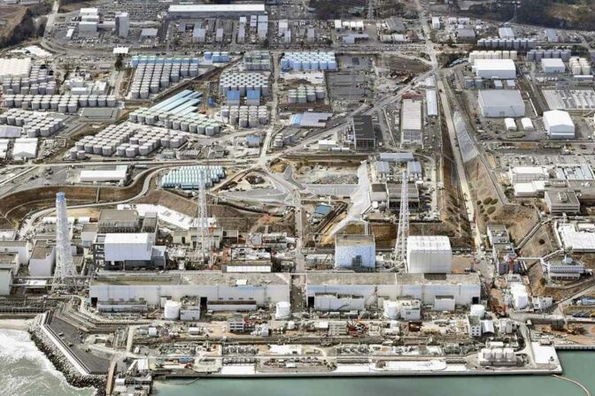 Das japanische Atomkraftwerk Fukushima Daiichi aus der Luft. Heute umgeben das Kraftwerk Tonnen mit kontaminierten Kühlwasser. Noch heute werden die Unglücksreaktoren durchgehend mit Meerwasser gekühlt.