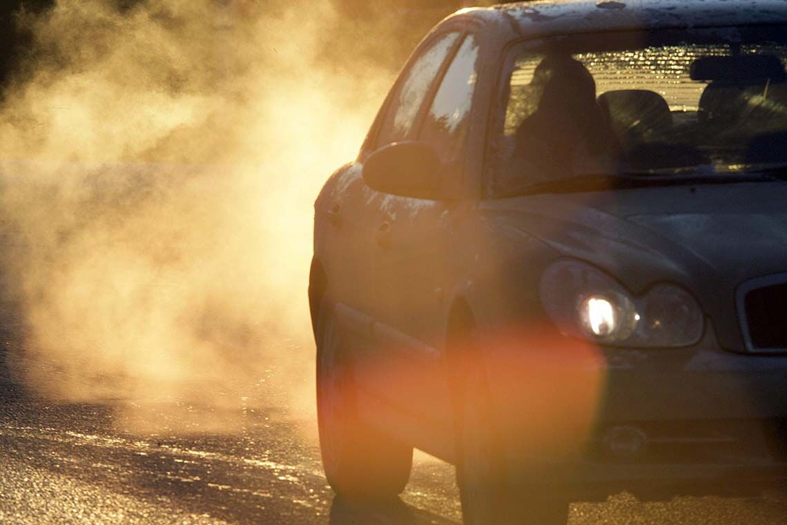 Abgasschwaden hinter einem Mercedes: Bislang muss der Verkehrssektor nicht am Emissionshandel der EU teilnehmen.