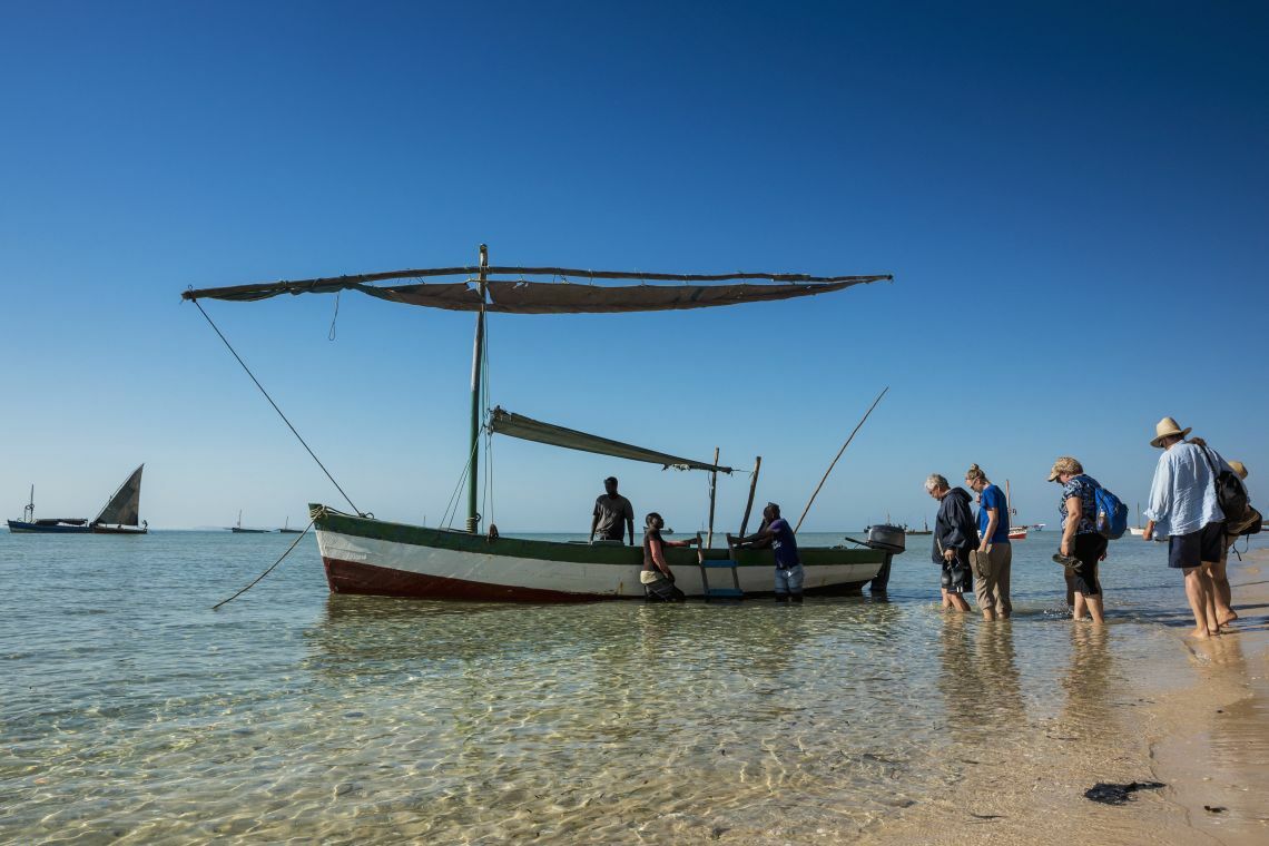 Bazaruto-Archipel: Touristen besuchen das Meeresschutzgebiet vor Mosambik. Mit blauen Anleihen (Blue Bonds) können ärmere Länder den Schutz der Meere finanzieren.