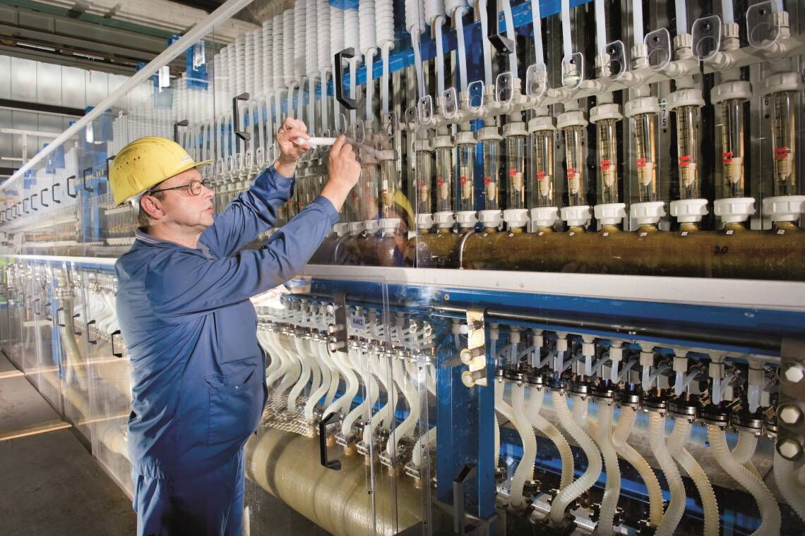 Die Produktion von Chlor ist einer der stromintensiven Prozesse in der chemischen Industrie. Mit der Technologie der Sauerstoffverzehrkathode können bis zu 25 Prozent des Energieverbrauchs eingespart werden. Zusätzlich arbeitet Covestro daran, erneuerbare