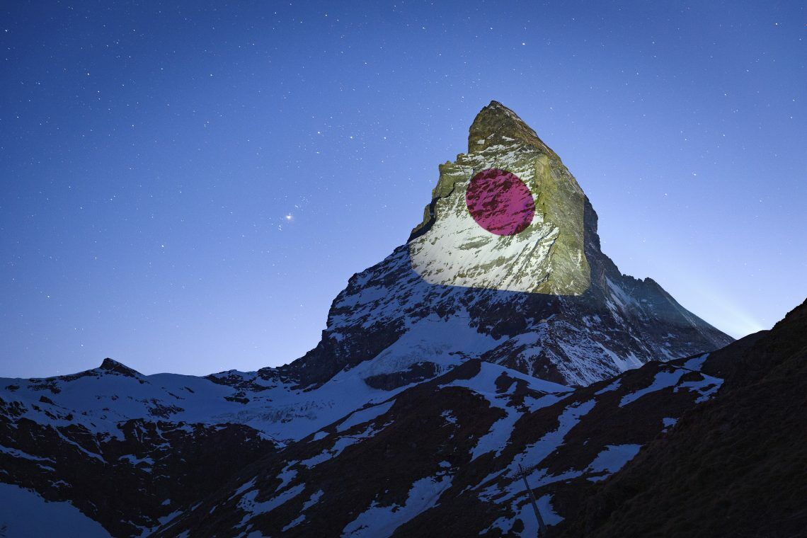 Lichtinstallation des Künstlers Gerry Hofstetter in der Coronakrise: Auf dem Matterhorn erstrahlt die Flagge Japans.